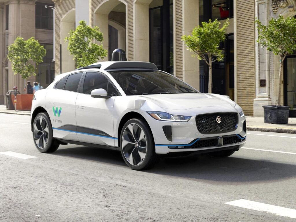Robotaxis : Waymo accélère, Tesla se lance dans la course